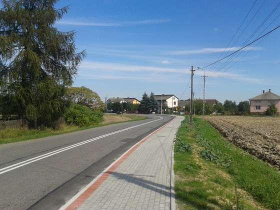 KSZTAŁTOWANIE PRZESTRZENI PUBLICZNEJ PRZEZ BUDOWĘ CHODNIKA W CIĄGU