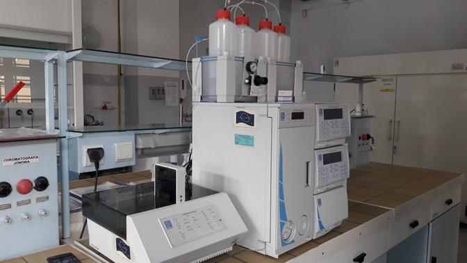 Aniony azotany, azotyny, chlorki, fluorki, siarczany, fosforany Aniony można oznaczać m.in. metodą chromatografii jonowej zgodnie z normą PN-EN ISO 10304-1:2009 Jakość wody.