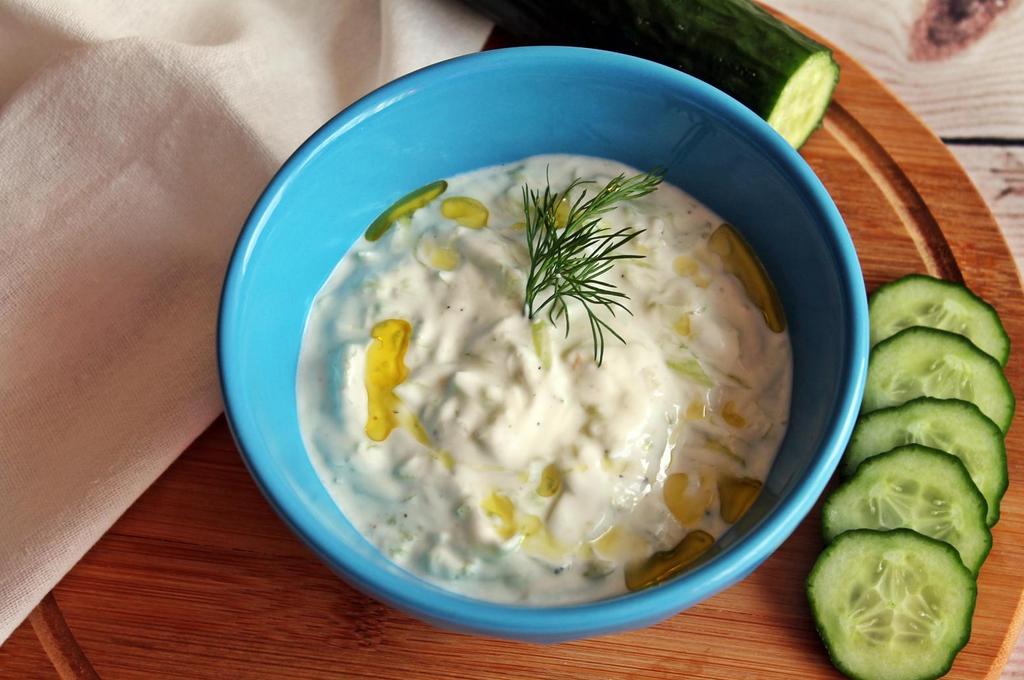 tzatziki SKŁADNIKI na 2 porcje: Ogórki, 200g Jogurt grecki, 400g Czosnek, 1 ząbek Oliwa z oliwek, 1 łyżeczka Przyprawy: sól i świeżo zmielony czarny pieprz Ogórki umyj, obierz i zetrzyj na tarce o