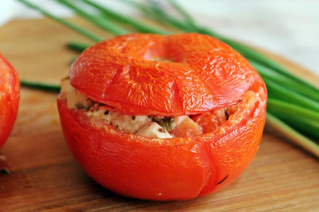 zapiekane pomidory z fetą SKŁADNIKI na 4 porcje: Pomidory średniej wielkości, 4 szt.