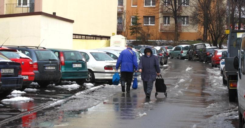 zdominowanie przestrzeni publicznych i dojść do budynków przez samochody - utrudnia właściwe korzystanie ze stref zamieszkania; obniżenie jakości i