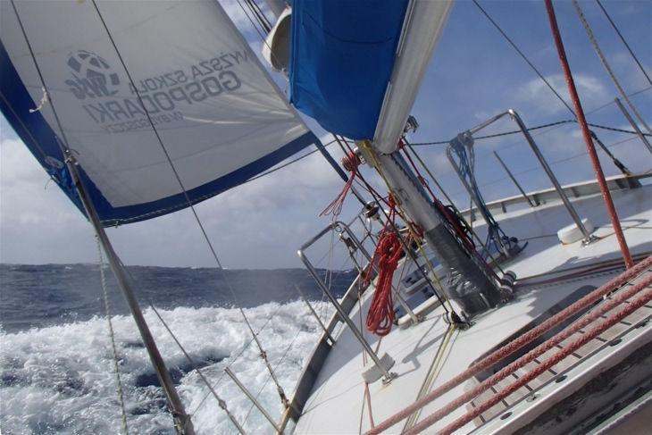 2013.11 Rejs: Hiszpania, Gibraltar, Maroko i Wyspy Kanaryjskie Sławny jacht Solanus, który w latach 2010-11 opłynął dookoła dwie Ameryki, NWP i Przylądek Horn, wyruszył w kolejny rejs, tym razem na