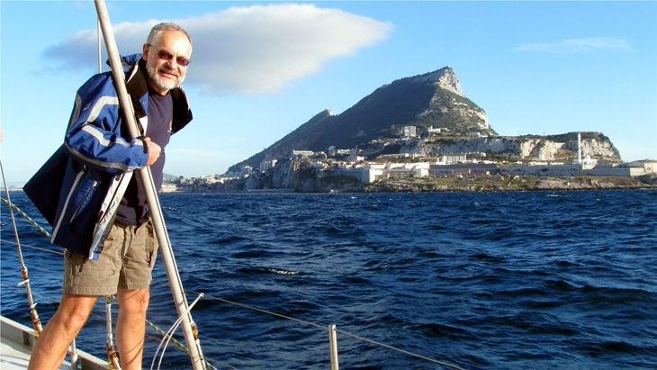 Po całonocnej żegludze, o świcie zobaczyliśmy sławną skałę Gibraltarską. Niestety w Marinie w Gibraltarze nie było miejsca i zacumowaliśmy w Marinie po stronie Hiszpańskiej.