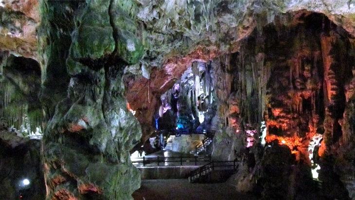 W naturalnych grotach można podziwiać malownicze stalaktyty i stalagmity, które tworzyły się w naturalny