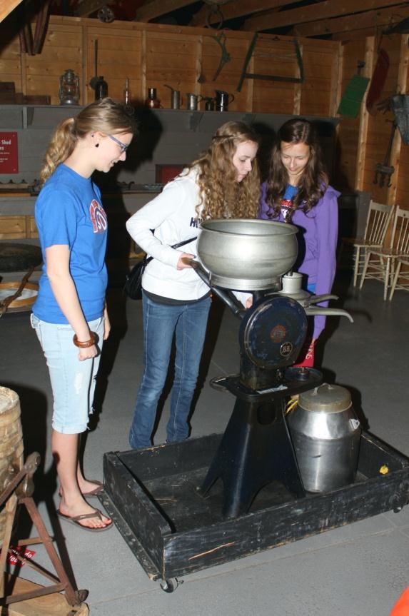 Drugiego czerwca wybraliśmy się na szkolną wycieczkę do Reynolds Museum w Wetaskiwin.