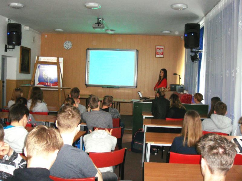 wyposażone w materiały edukacyjne dla młodzieży i rodziców.