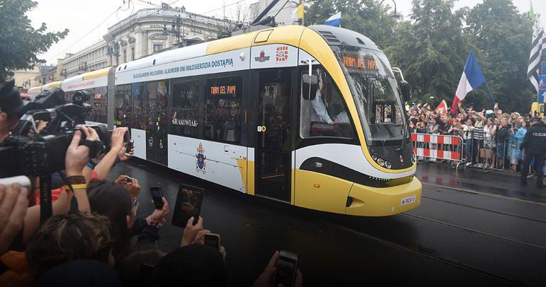 Polska, Kraków, 28.07.2016 - Tram del Papa Franciszek jedzie tramwajem PESA Krakowiak na spotkanie z młodzieżą.
