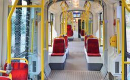 Tramwaj wyposażony jest po każdej ze stron w 6 drzwi - 4 dwustrumieniowych i 2 jednostrumieniowych - co zapewnia szybką i płynną wymianę pasażerów na przystankach.