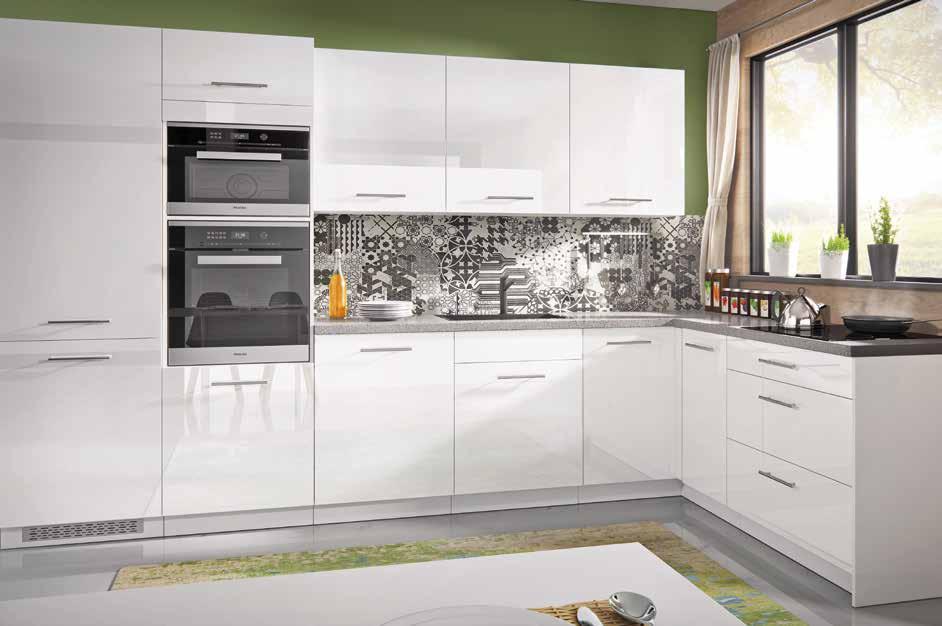 Meble kuchenne z białymi akrylowymi frontami SIENA doskonale sprawdzą się zarówno w małych jak i dużych pomieszczeniach.