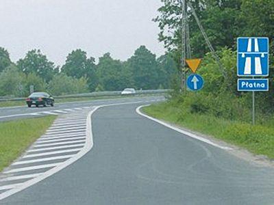 w miejscu wyznaczonym linią na jezdni c. w dowolnym miejscu przed skrzyżowaniem 2. Droga oznaczona tym znakiem to: a.