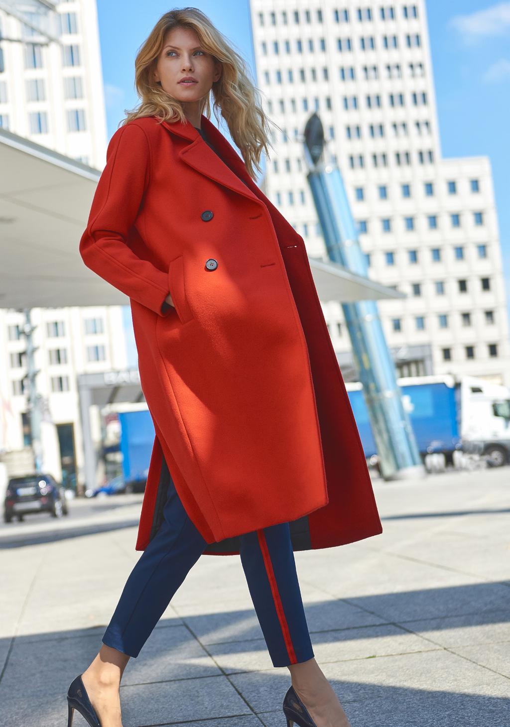 Czerwony flauszowy płaszcz o klasycznym kroju SPZ0452 399 99 Dopasowane spodnie z lampasem SSP3025