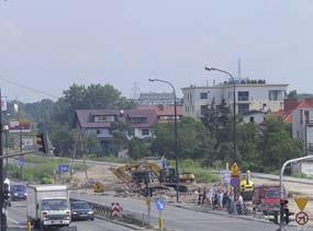 Obecnie ruch kołowy odbywa się istniejącymi drogami.