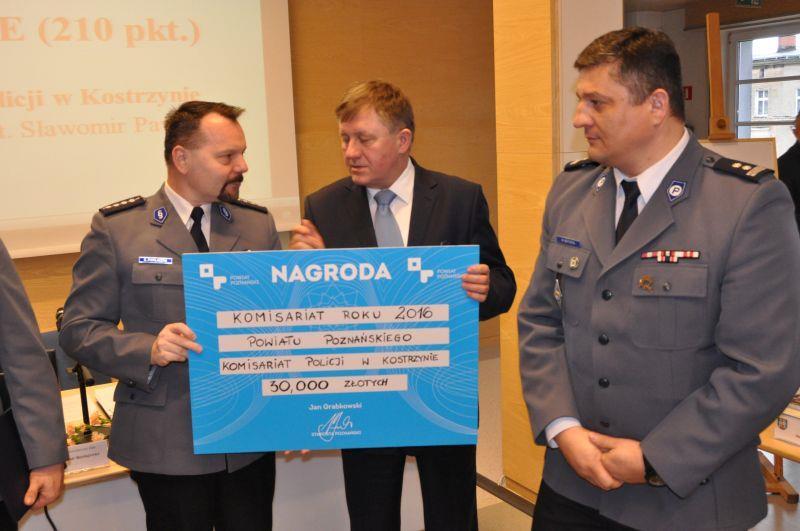 Komendant KP w Kostrzynie odbiera nagrodę dla zwycięzcy