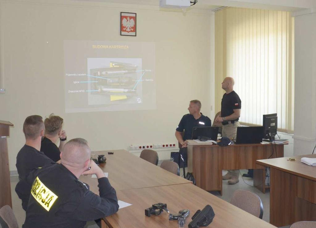 KOMUNIKATOR MGP STRONA 9 Mazowieccy policjanci szkolili się z bezpiecznego i efektywnego użytkowania taserów 12 policjantów z Mazowsza wzięło udział w szkoleniu z zakresu posługiwania się