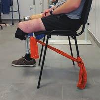 10 razy Ćwiczenie nr 2 Pozycja wyjściowa: usiądź na krześle, wyprostuj plecy, ustabilizuj postawę chwytając krzesło obiema rękami przy siedzeniu.