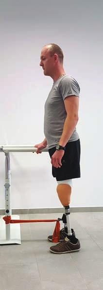 Nauka posługiwania się protezą Ćwiczenie nr 3 Pozycja wyjściowa: przymocuj taśmę elastyczną np. do nogi od stołu lub łóżka.