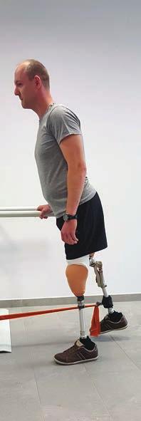 Umieść taśmę na kończynie zaprotezowanej nieco powyżej stopy protezowej Ruch: naciągając taśmę powoli w tył, prostuj zaprotezowaną kończynę.