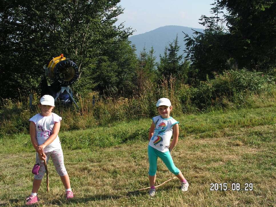 Bliżej jest wyraźna Praszywa Góra za Trzyńcem (miasto