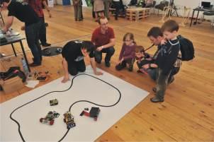 Noc Robotów 2010 Wśród atrakcji były także: Wyścigi mini-robotów symulator robotów mobilnych projekcja filmów związanych z robotyką a na