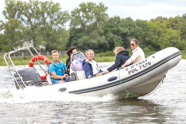 Do dyspozycji jednostki zabierające na pokład od 3 do 5 osób Rejs łodzią typu RIB