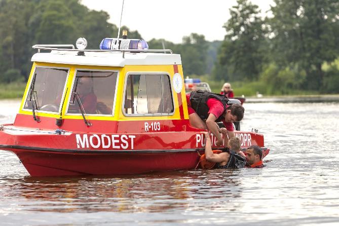 ratownictwa wodnego brawurowa akcja desantu z łodzi, podejmowanie poszkodowanego,
