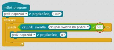 Po ułożeniu klocków uczniowie wgrywają program do robota i weryfikują, czy działa robot jedzie naprzód, w zaciemnionym miejscu (np. w pudełku, pod biurkiem) zatrzymuje się.