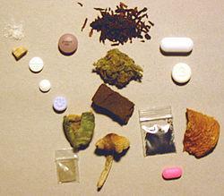 Substancja psychoaktywna Narkotyk potoczna nazwa niektórych substancji psychoaktywnych działających na ośrodkowy układ; Narkotykami nazywa się: substancje, których regularne przyjmowanie prowadzi do