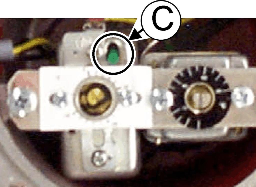 Czyszczenie kosza ssawnego Reset termostatu bezpieczeństwa grzałki oleju Termostat bezpieczeństwa jest aktywowany w przypadku zbyt wolnego przepływu oleju przez nagrzewnicę lub w przypadku