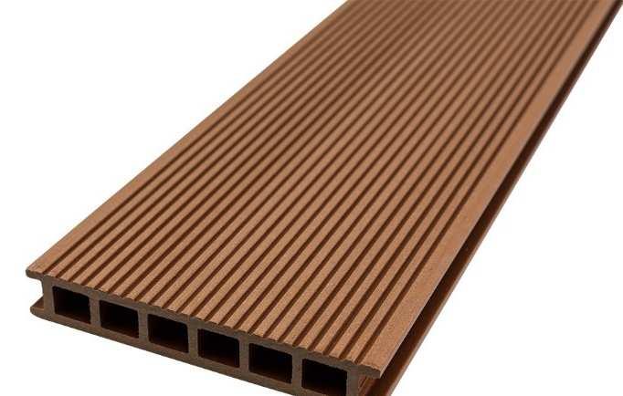 Panele kompozytowe na taras wyglądem przypominają drewniane deski, jednak są od nich dużo trwalsze oraz nie wymagają malowania, impregnacji ani konserwacji. Projektuje się deski kompozytowe ryflowane.