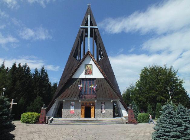 Ojca Świętego do poświęcenia. Już w dniu 17 września 1985 r. rozpoczęto wykopy pod fundamenty kościoła. Dekretem ks. kardynała Franciszka Macharskiego z 29 maja 1988 r.