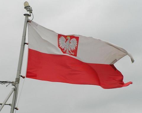 Modyfikacją flagi państwowej z godłem jest bandera wojenna.