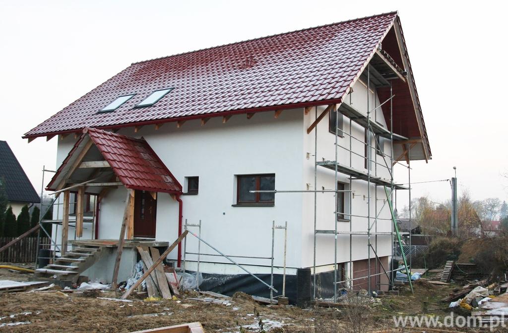 Dom jednorodzinny nie może więc być uciążliwy dla sąsiadów i nie może wpływać na ich nieruchomość.