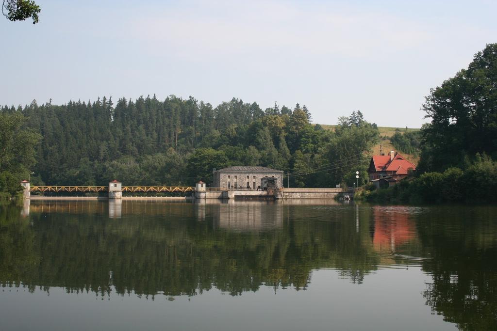 zjawiskiem (Skóra i in., 2012). Zapory nie są budowane tak często jak MEWy. Wpływają na środowisko podobnie do nich, jednak na znacznie większą skalę.