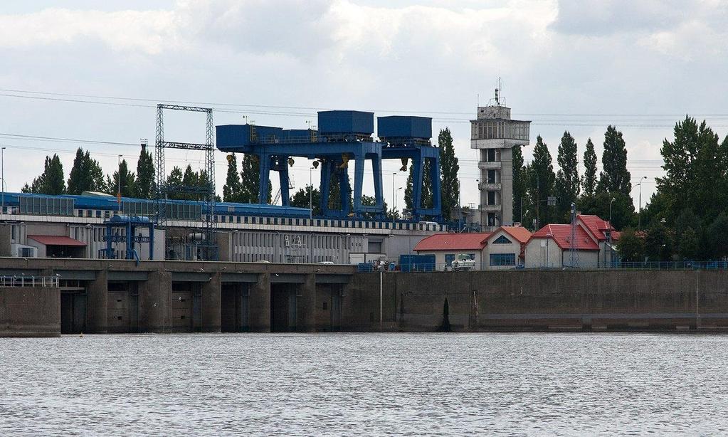 Chociaż niektórzy wskazują na niską szkodliwość ekologiczną tego typu elektrowni (Niechciał, 2014), według innych autorów mają one duży, negatywny wpływ na