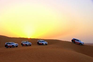 Ekscytująca podróż samochodami po ruchomych wydmach Dubai Desert Conservation Reserve,