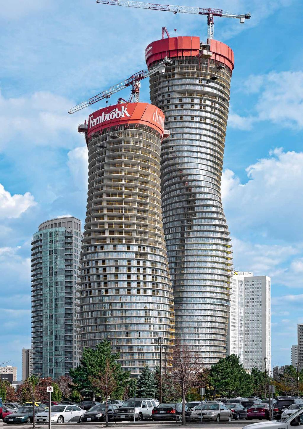 Dwie skręcone wieże Absolute World Towers w Mississauga w Kanadzie pną się do góry przy zabezpieczeniu osłonami RCS P w regularnym rytmie tygodniowym w