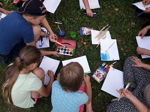 zajęcia grupowe w zakresie budowania kompetencji rodzicielskich; pomoc prawna. Działanie zaplanowane jest do grudnia 2018 roku.