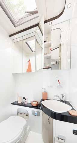 Wszystkie łazienki posiadają wysokiej jakości uchylne okna dachowe małe firmy DOMETIC SEITZ.