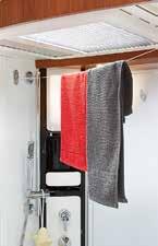 Szampon i żel pod prysznic stoją zawsze łatwo dostępne na odpowiednich półeczkach.