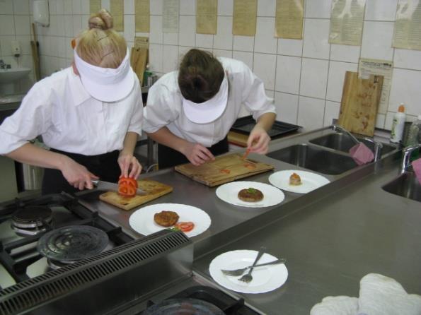 KUCHARZ Kucharz w zakładzie gastronomicznym przyjmuje surowce żywnościowe i zabezpiecza je przed zepsuciem, w odpowiedni sposób je magazynując lub