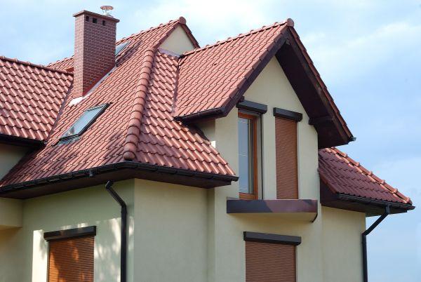 (Dachy wielospadowe umożliwiają przykrycie rozrzeźbionej bryły budynku stosunkowo niewielkim dachem. Jednak jest to bardzo kosztowne rozwiązanie.