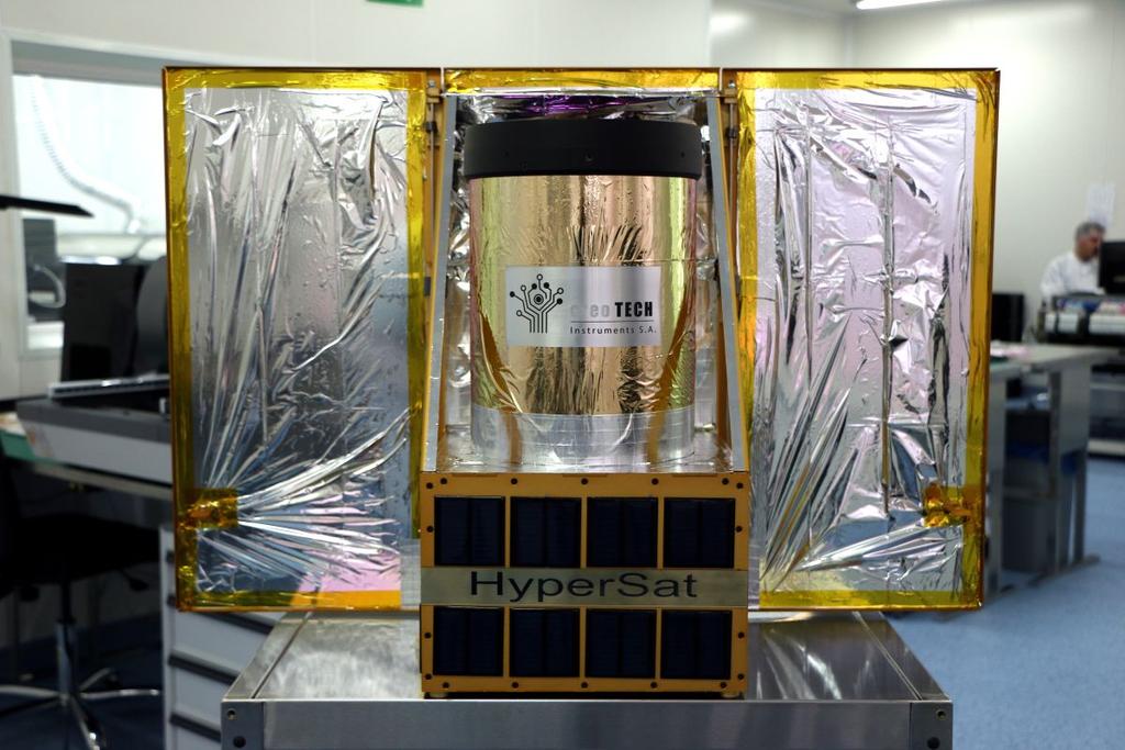 HyperSat - modułowa platforma satelitarna od Creotech Instruments. Fot. hyper-sat.com W najmniejszej konfiguracji taki modułowy satelita będzie miał wymiary 30 x 30 x 10 cm i wagę 10 kg.