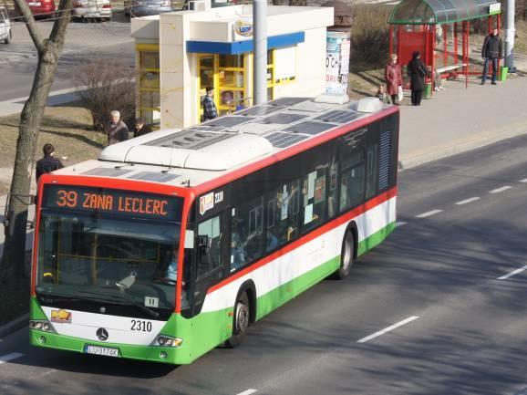 na energię elektryczną urządzeń zamontowanych w autobusie miejskim należy podkreślić, że jej pierwotnym źródłem jest olej napędowy.