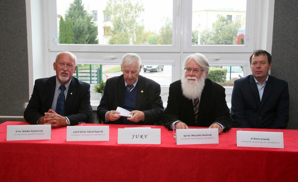 Izabela Majewska czuwająca nad przebiegiem wydarzenia ; Goście Forum: Robert Cieszyński, Joanna Gęsikowska Uczestników