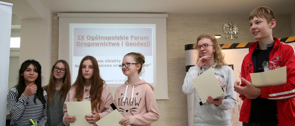 zwycięzcę konkursu fotograficznego; Poniżej: