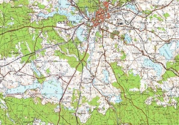Wyceniane działki znajdują się ok. 450 m na południe od zwartej zabudowy miejscowości.