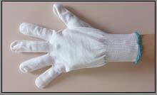 wariant W4 ręka z założoną rękawicą z przędzy rdzeniowej, rękawicą z folii polimerowej, rękawicą z plecionki oraz ergonomiczną nakładką poliuretanową.