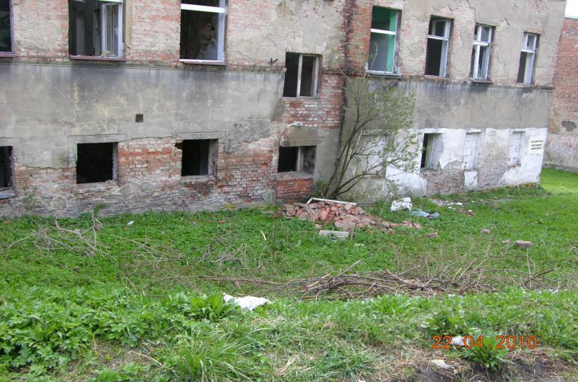 Posadzki ceramiczne na parterze pokryte są wykładziną z płytek ceramicznych (sanitariaty i kuchnie).