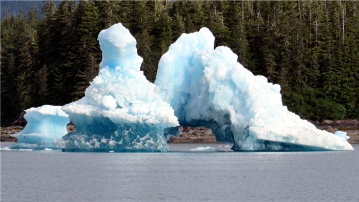 20 Z lodu odłamanego od lodowców natura przy