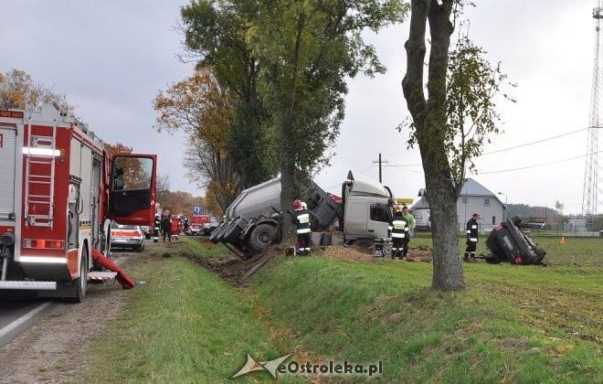 samochodów osobowych i jednego ciężarowego na drodze krajowej nr 61 w miejscowości Gzowo gm. Pokrzywnica. W wyniku zdarzenia śmierć na miejscu poniosły trzy osoby, a kolejne trzy zostały poszkodowane.